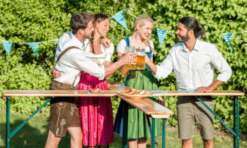 Proosten aan de bier statafel Proosten aan de bier statafel